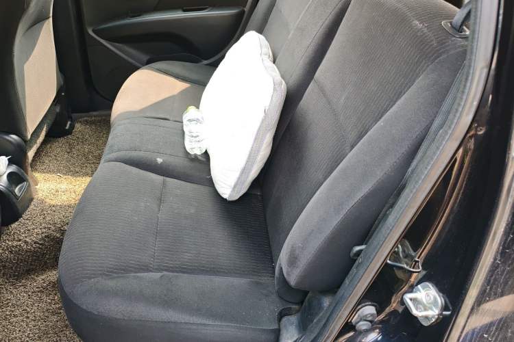 Used Nissan Livina 2010 Jingyue Edition 1.6L Manual All-Around Model Left Rear Seat