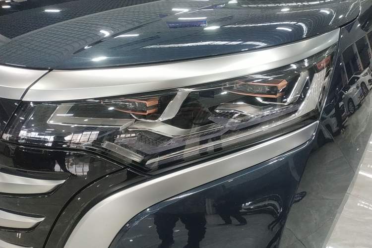 Used Denza D9 2022 DM-i 970 Four-Wheel Drive Prestige Model
