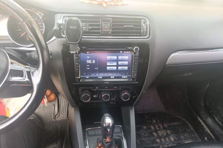 Used Volkswagen Sagitar 2015 230TSI Automatic Comfort Version Audio And AC Panel