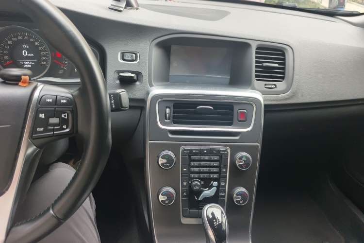 Used Volvo S60 2015 S60L 2.0T Zhiyuan Edition Audio And AC Panel