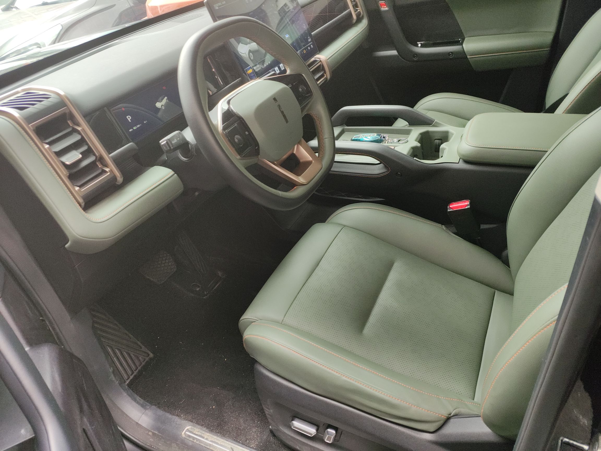 المقاعد الأمامية داخل السيارة