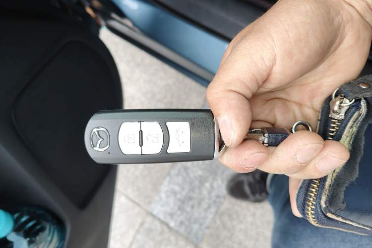 Used Mazda 3 Axela 2016 Sedan 2.0L Automatic Flagship Model Vehicle Key