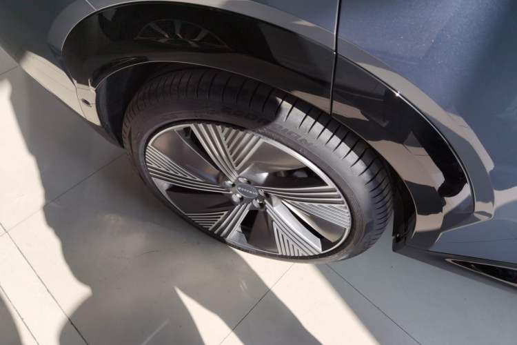 Used Lynk & Co 08 EM-P 2025 220 km All-Wheel-Drive Performance Halo
