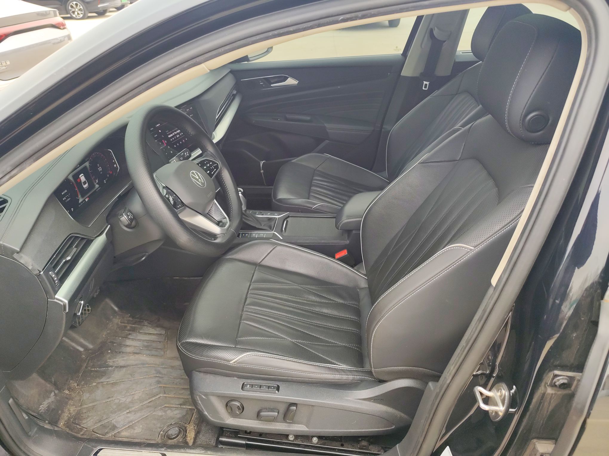 Переднее сиденье в автомобиле