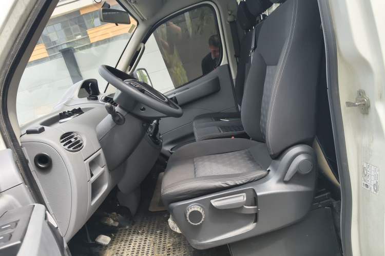 Used SAIC MAXUS Xintu V80 2019 2.5T Classic Edition 6-Speed Manual – Aoyuntong Modified Version Short Wheelbase Mid-Height Roof 5/6 Seats Left Front Seat