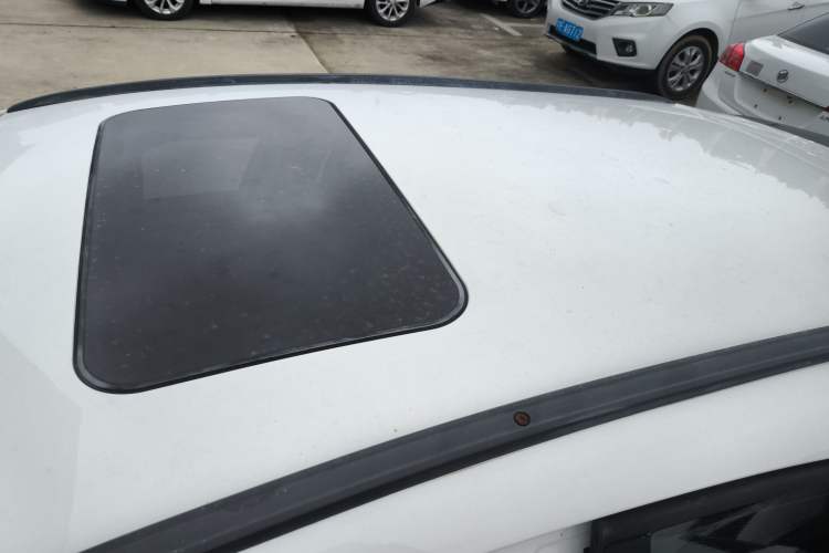 Used Qoros 3 2016 Urban SUV 1.6T Automatic Zhiyue Model Roof