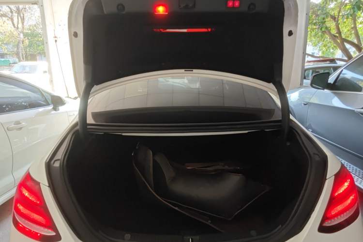 Used Mercedes-Benz E-Class 2018 Facelift E 300 L Luxury Edition
