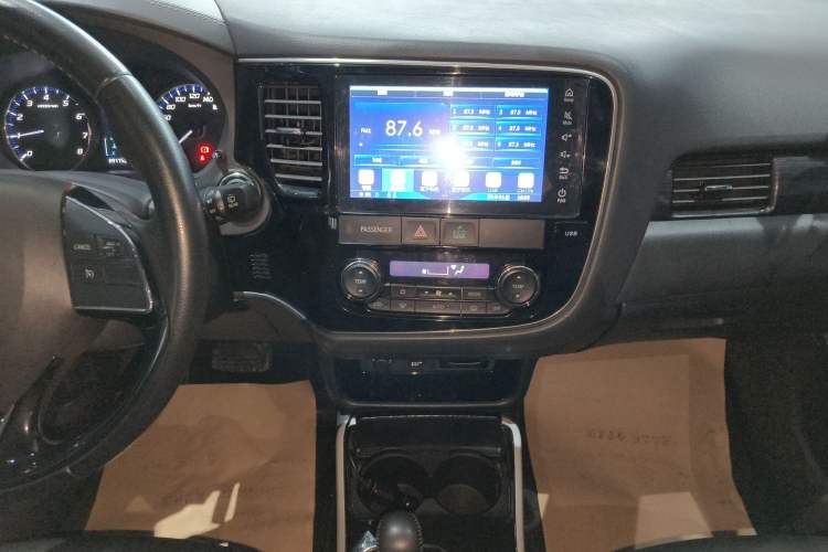 Used Mitsubishi Outlander 2019 2.4L Two-Wheel Drive ZhiXing Version 5 Seats China V Emission Standard