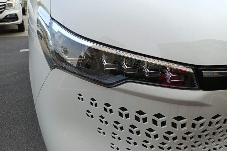 Used SAIC MAXUS Xintu V70 2023 2.0T Elite Edition Automatic Long Wheelbase Mid-Height 6/7 Seats Right Front Headlight