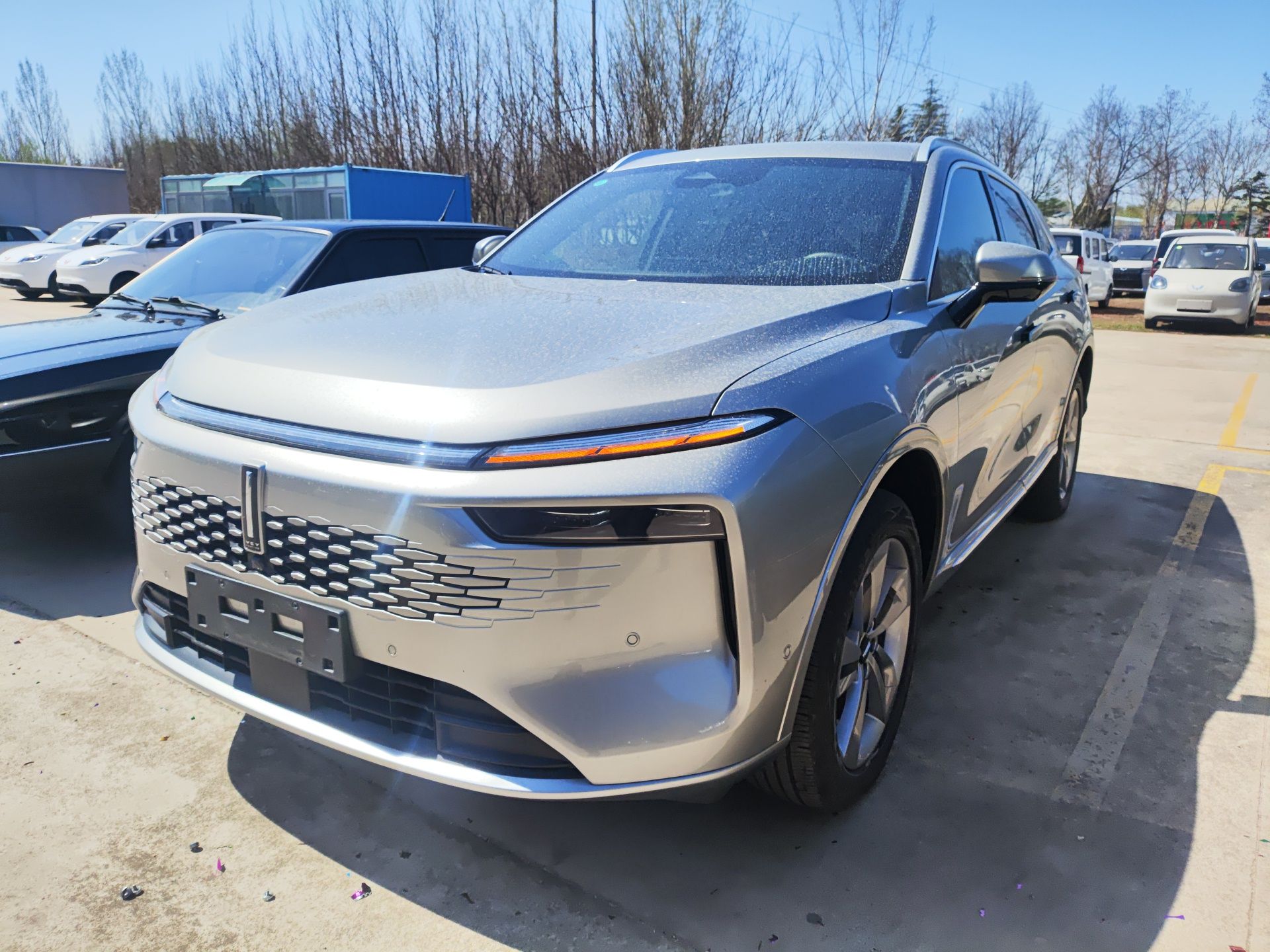 Под передней частью автомобиля