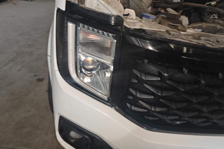 Used JMC Fushun 2022 2.0T Manual Multi-Function Passenger Vehicle Short Wheelbase Mid-Height Roof 6-Seater Right Front Headlight