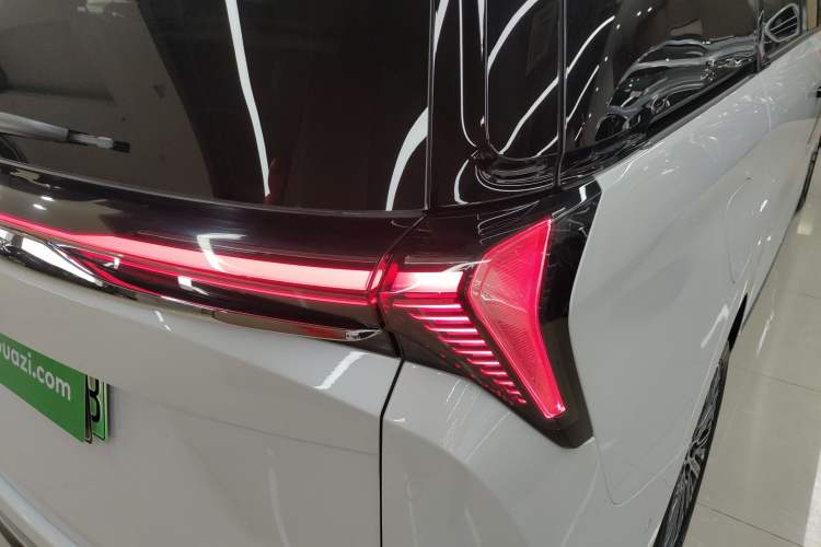 Used Buick GL8 New Energy 2024 Lu Zun Luxury Edition 7-Seater Right Rear Taillight