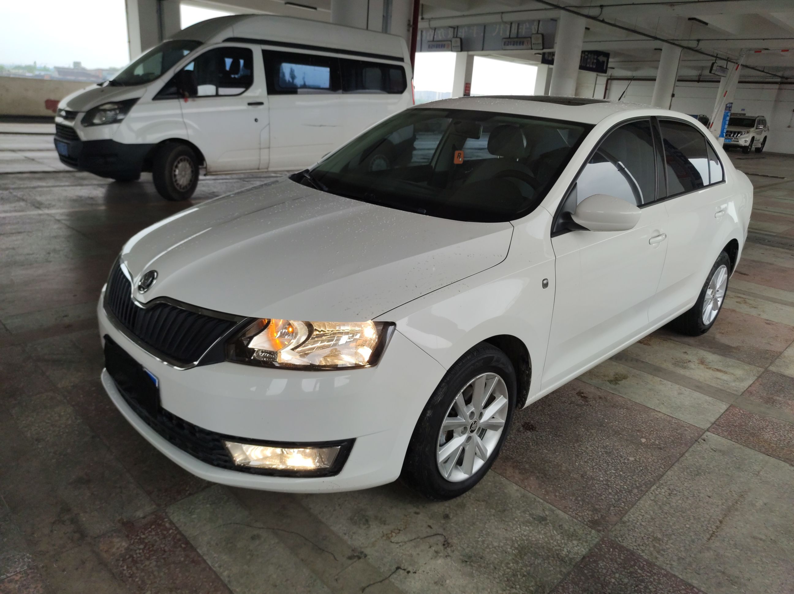 Под передней частью автомобиля