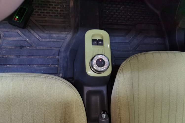 Used Geely Galaxy Panda 2023 Panda Mini 200km Endurance Bear Gear Lever