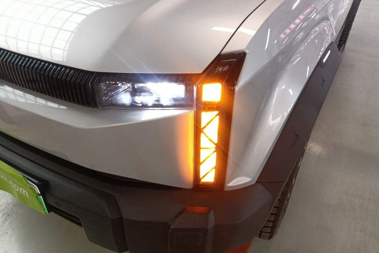 Used iCAR 03 2024 501km Four-wheel Drive Long-Range Advanced Version Left Front Headlight