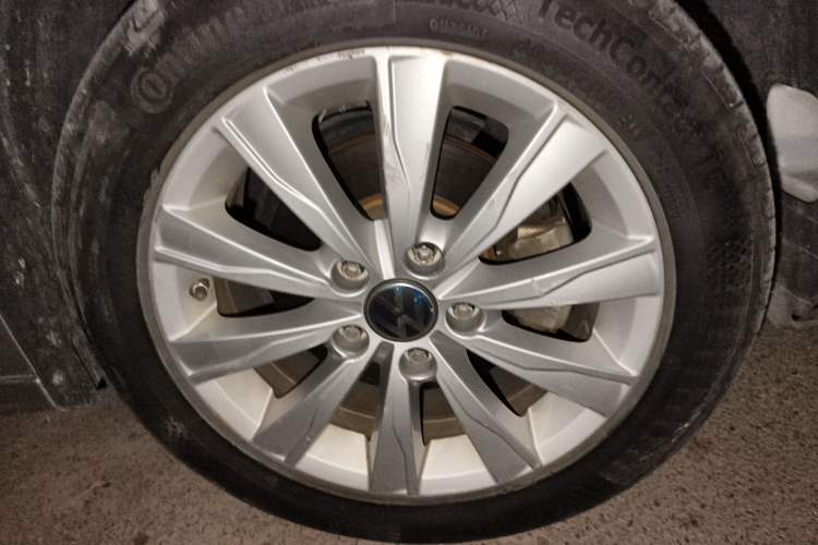 Used Volkswagen Sagitar 2015 1.6L Automatic Comfort Model Right Front Wheel Hub