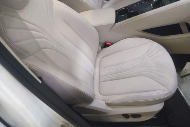 Used Roewe D5X DMH 2024 135 Tech Edition
