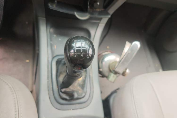 Used Dongfeng Shuaike 2011 1.5L Manual Standard Model 7 Seats China IV Standard
