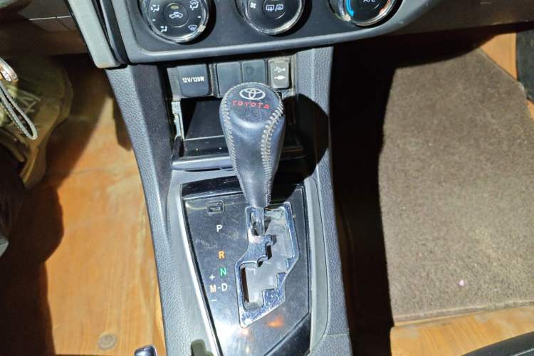 Used Toyota Corolla 2017 Revised Version 1.2T S-CVT GL-i Leather Edition Gear Lever