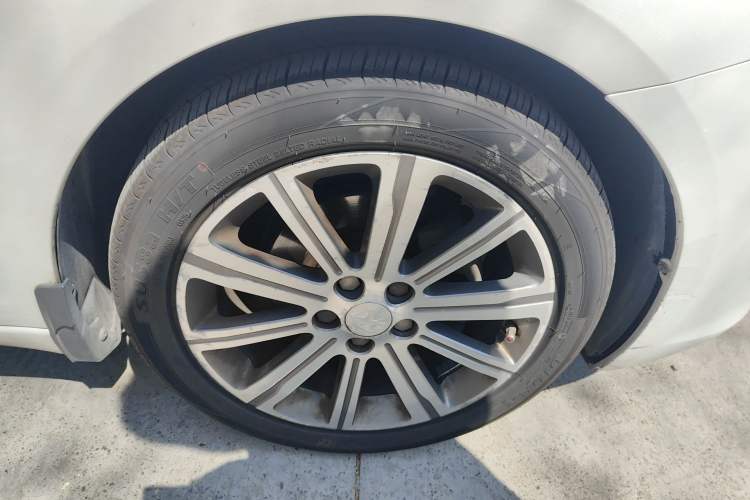 Used Peugeot 408 2014 1.8L Automatic Luxury Edition Right Front Wheel Hub