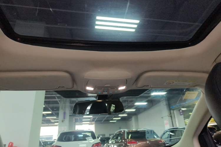 Used Ford Edge 2015 2.0T GTDi Two-Wheel-Drive High-Line Version
