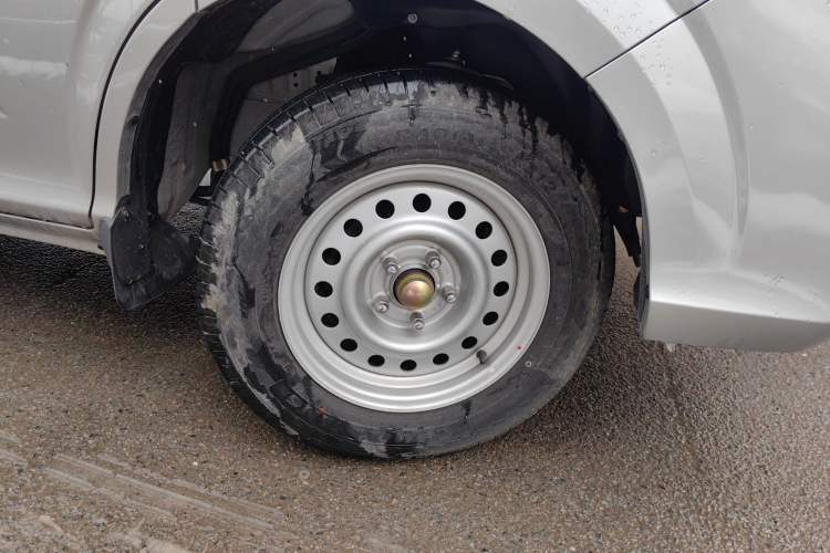 Used Foton Scenic G5 2024 2.0L Gasoline Commercial & Travel Version Passenger Van 7/9 Seats Model DAN20L
