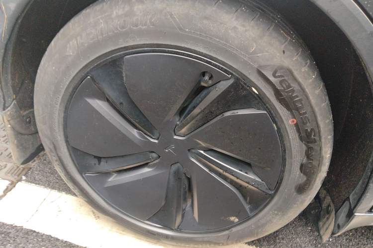 Used Tesla Model Y 2025 Long-Range All-Wheel-Drive Version