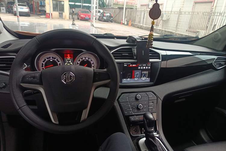 Used MG GS 2015 1.5TGI TST Luxury Edition Center Console