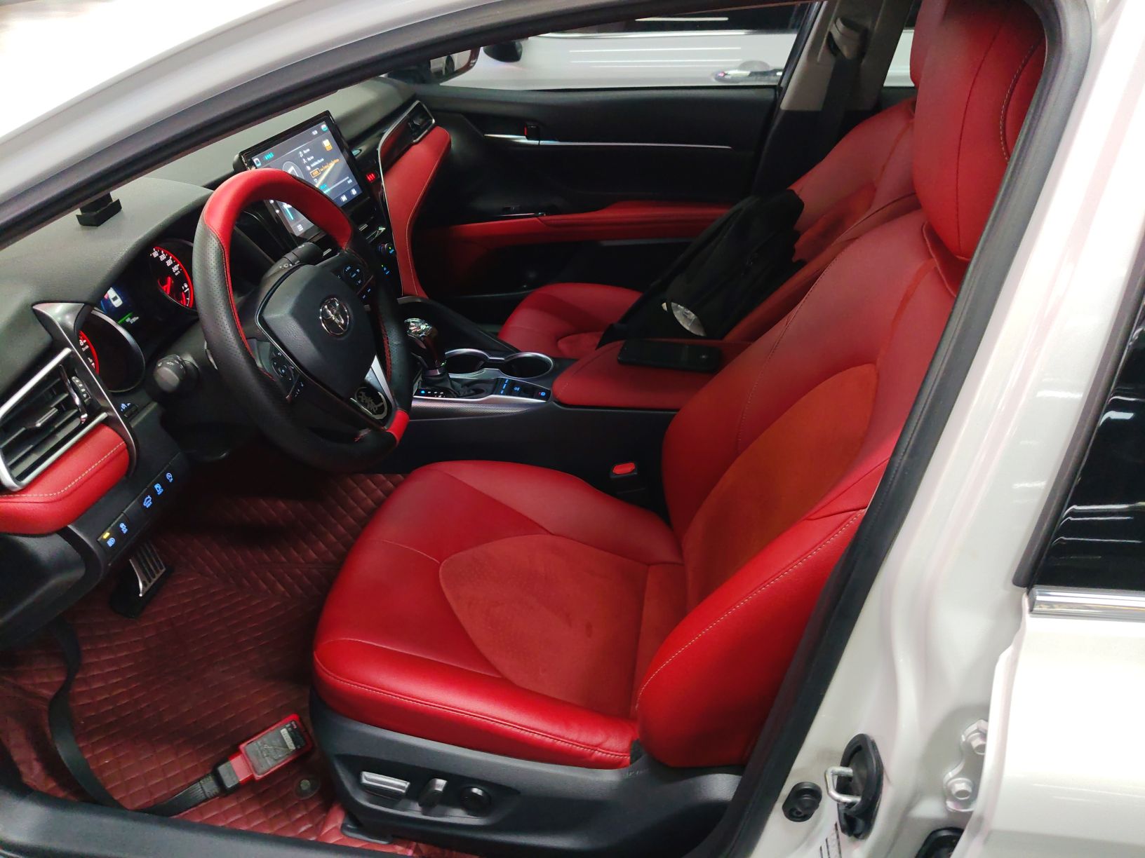 Переднее сиденье в автомобиле