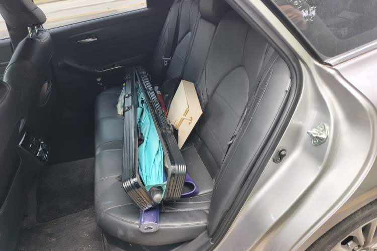 Used Toyota Avalon 2019 Dual-Engine 2.5L XLE Prestige Version China VI Standard Left Rear Seat