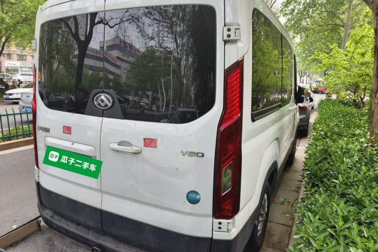 Used SAIC MAXUS Xintu V90 2022 2.0T Manual Zhiyun King Rear-Drive Short Wheelbase Mid-Roof Design with Single Rear Tire and 6 Seats Rear Right 45 Deg