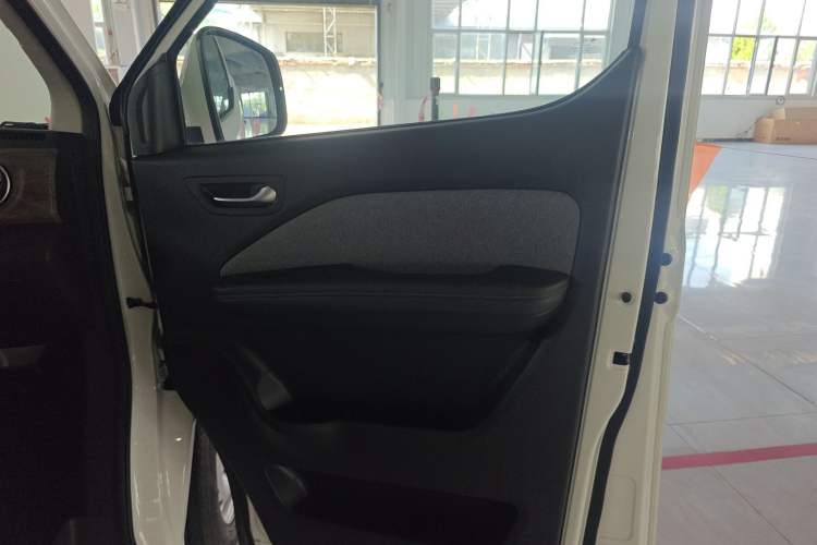 Used Ruichi EC75 2025 Model Passenger Vehicle Smart Driving Ultra-Charging Edition, Pioneer Type I, 52.16 kWh