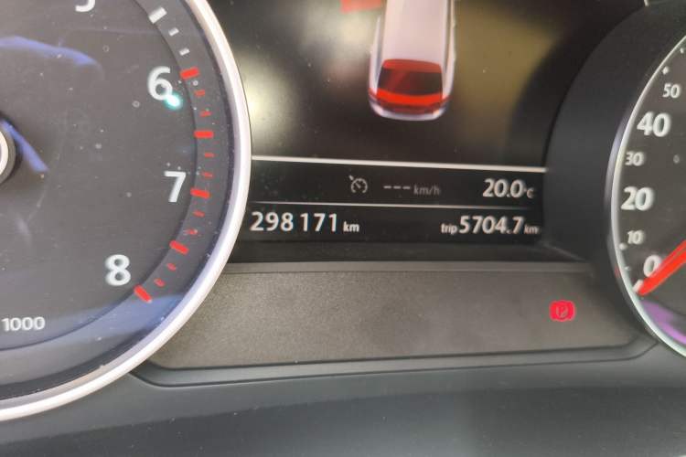 Used Volkswagen Touareg 2016 3.0 TSI High-End Version Odometer Close Up