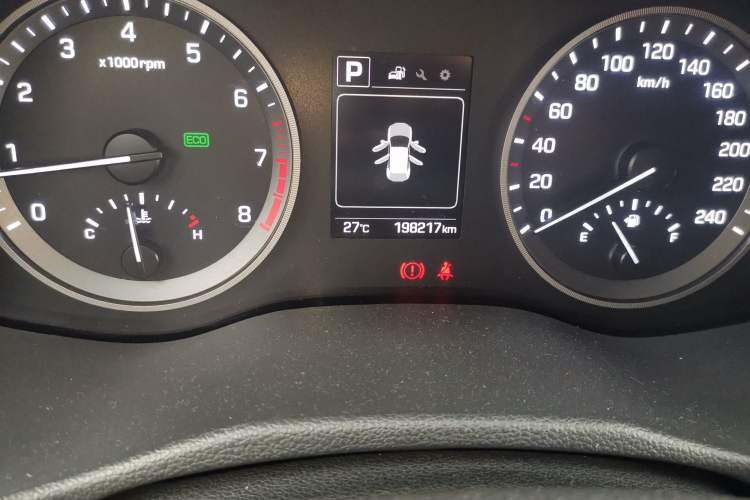 Used Hyundai Tucson 2015 1.6T Dual-Clutch Two-Wheel-Drive Smart Model Odometer Close Up