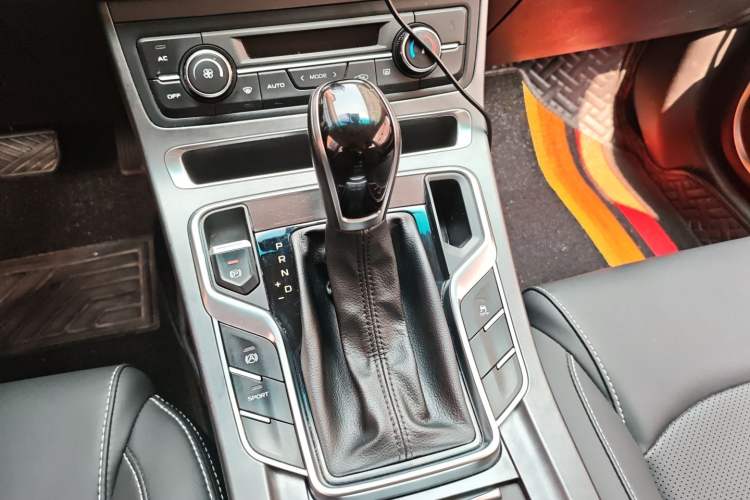 Used Geely Auto Emgrand 2019 Leading Edition 1.5L CVT Upward-Connected Model China VI Standard Gear Lever