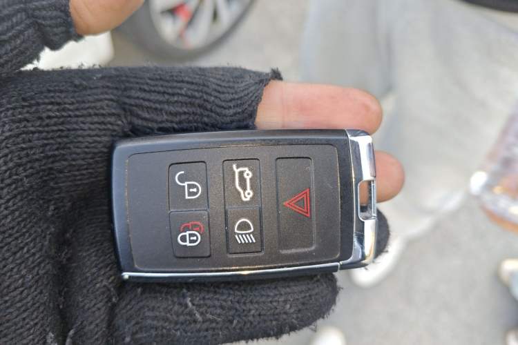 Used Land Rover Discovery Sport 2022 Revised Version 249 PS R-Dynamic S Performance Edition 5 Seats Vehicle Key