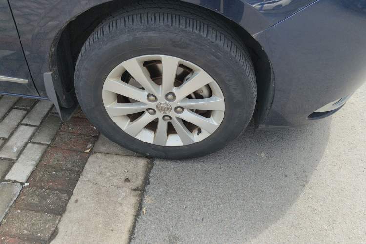 Used Buick GL8 2014 2.4L CT Luxury Business Comfort Edition Right Front Wheel Hub