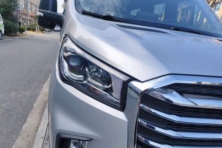 Used SAIC MAXUS Xintu V90 2022 2.0T Manual Zhiyun King Rear-Drive Short Wheelbase Mid-Roof Design with Single Rear Tire and 6 Seats