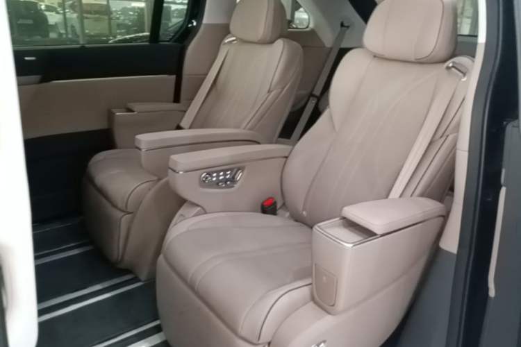 Used XPeng X9 2025 740 Ultra-Long Range Max Left Rear Seat