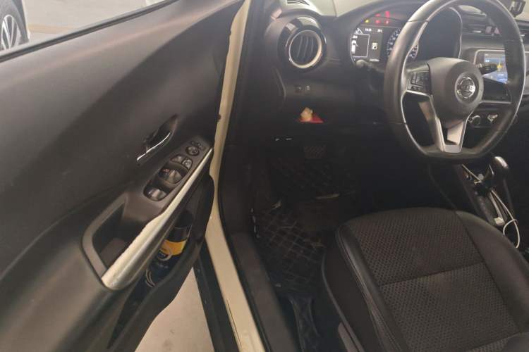 Used Nissan Kicks 2018 1.5L CVT Smart Connect Luxury Edition Driver Seat