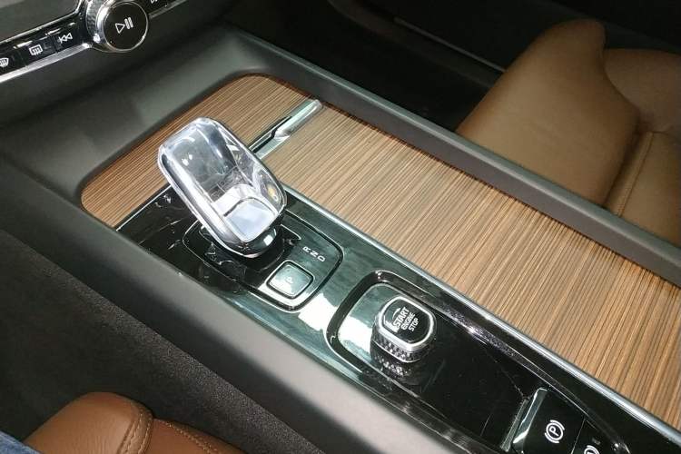 Used Volvo XC60 2023 B5 4x4 Smart Luxury Edition Gear Lever