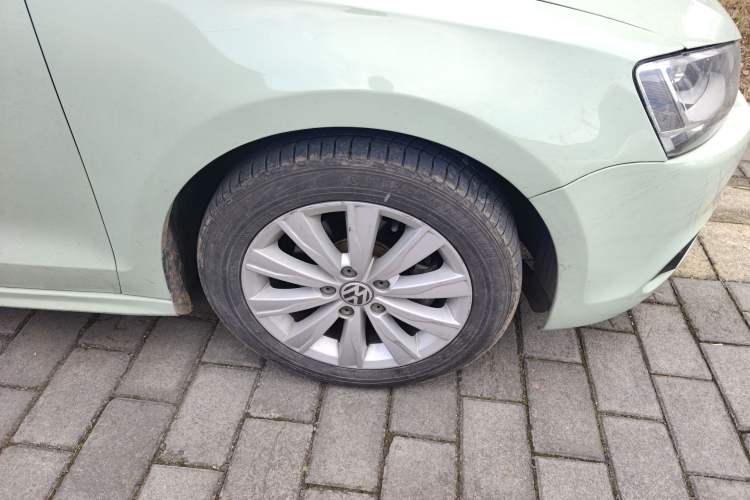 Used Volkswagen Sagitar 2014 1.6L Automatic Comfort Model Right Front Wheel Hub