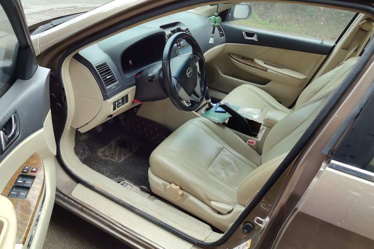 Used BYD G6 2011 2.0L Manual Luxury Edition
