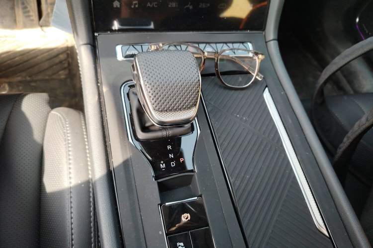 Used Hongqi H5 2025 2.0T Automatic Flag Edition – 500 000 Units Commemorative Version
