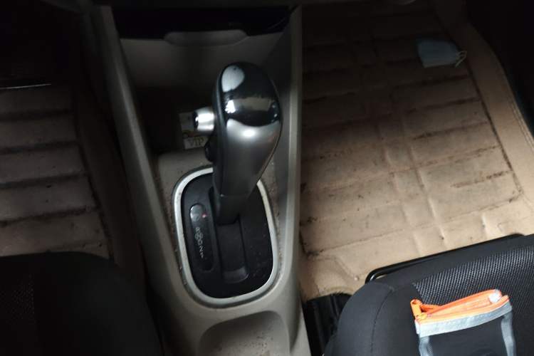 Used Venucia R50 2015 1.6L Automatic Fashion Edition Gear Lever