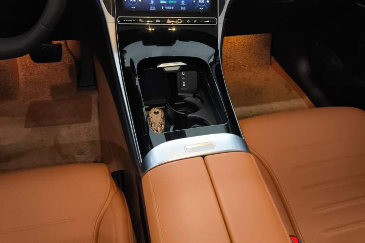 Used Mercedes-Benz GLC 2023 GLC 260 L 4MATIC Luxury Model 5 Seats Gear Lever