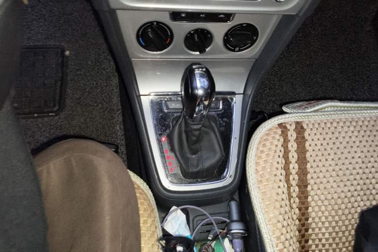 Used Volkswagen Gran Lavida 2013 1.4 TSI Automatic Comfort Model Gear Lever