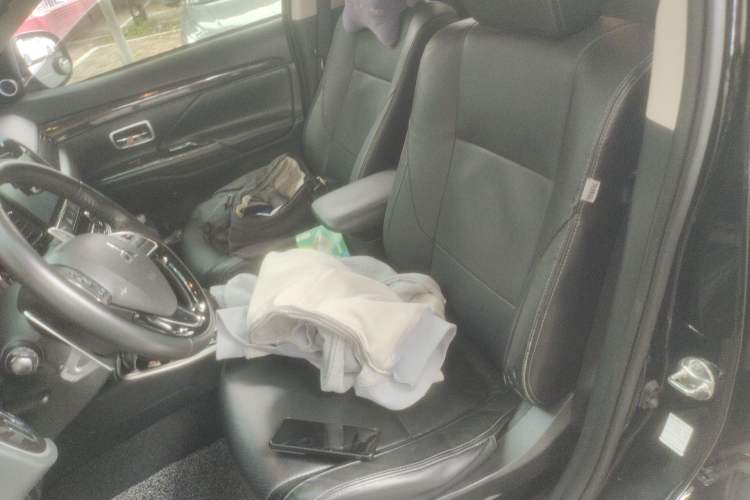 Used Mitsubishi Outlander 2018 2.4L 4x4 Luxury Edition 7-Seater Left Front Seat