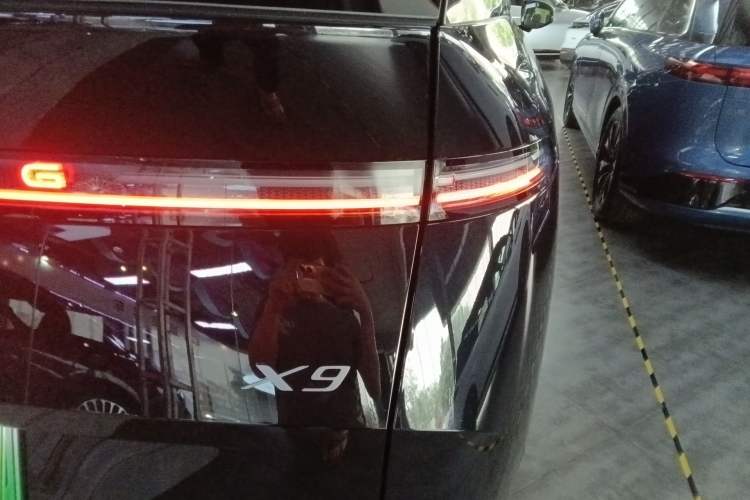 Used XPeng X9 2024 702 Ultra-Long Range Max Right Rear Taillight