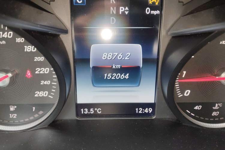 Used Mercedes-Benz C-Class 2016 C 200 L Sport Edition Odometer Close Up